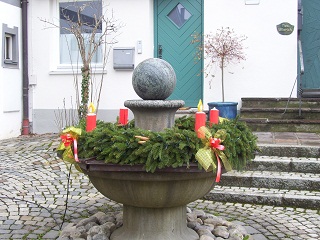 Foto vom Adventskranz auf dem Brunnen vor dem Rathaus in Altom&uuml;nster