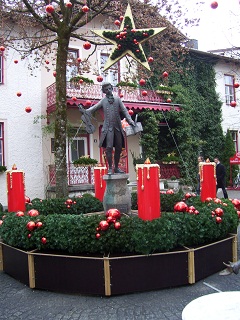 Foto vom Adventskranz auf dem Mozartbrunnen in Bad Reichenhall