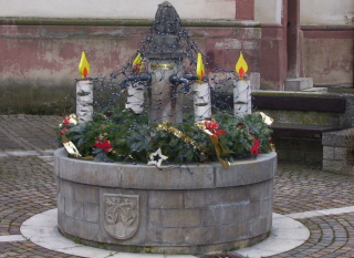 Foto vom Adventskranz im Brunnen in Dittigheim