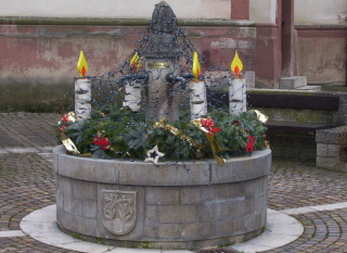 Foto vom Adventskranz im Brunnen in Dittigheim